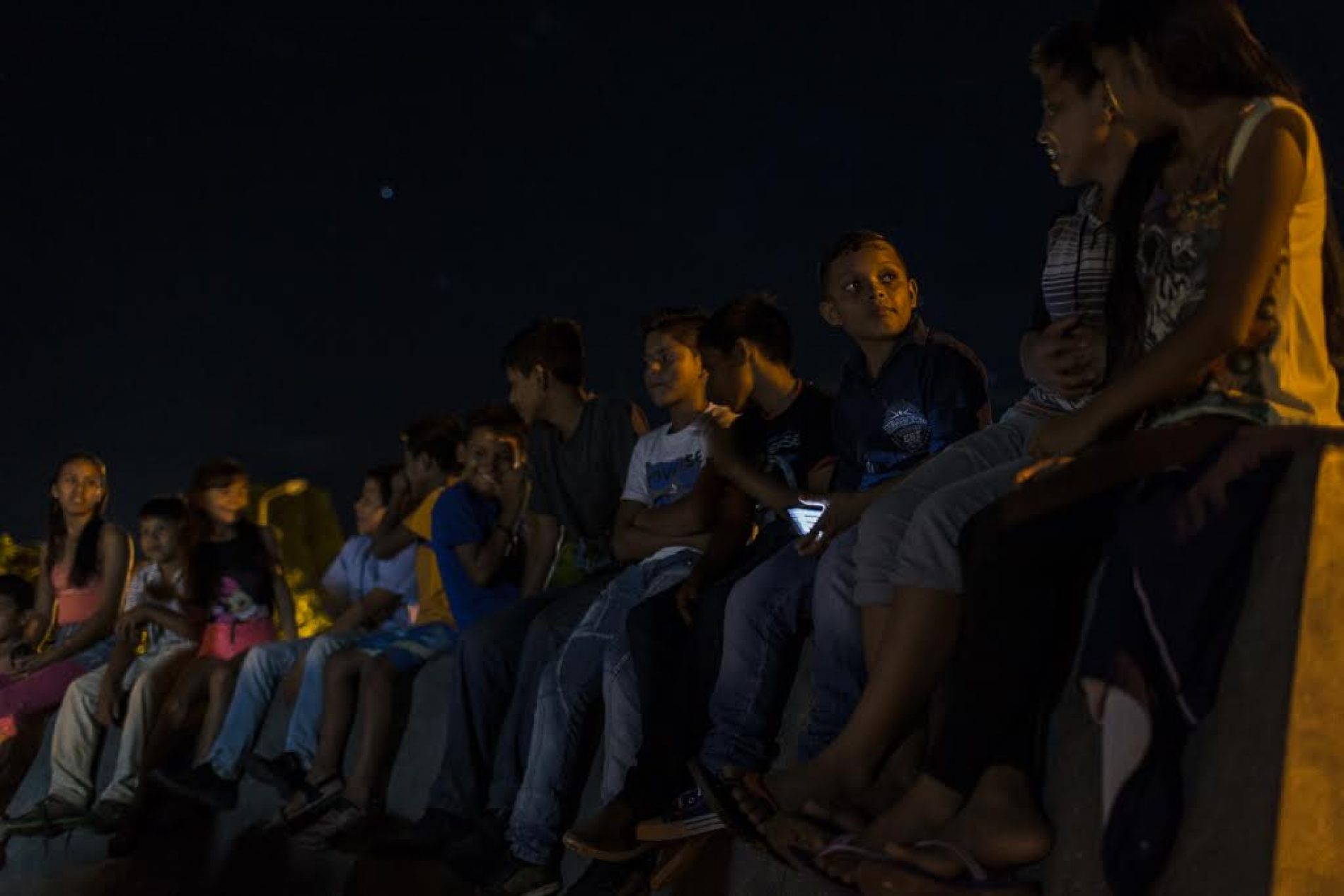 Público lota praça em Iñapari no primeiro dia de Cineamazônia