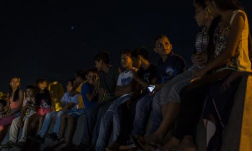 Público lota praça em Iñapari no primeiro dia de Cineamazônia