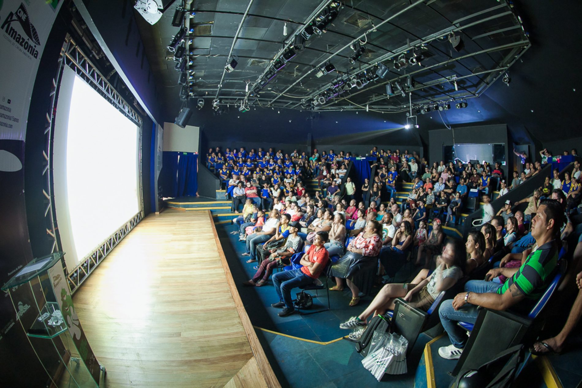 Terceiro dia do Cineamazônia tem teatro lotado e emoção de diretora estreante